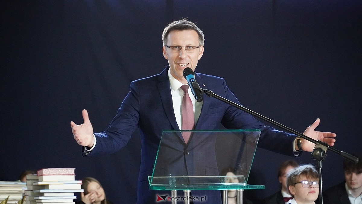 Rozdanie świadectw maturalnych w III LO im. Unii Europejskiej w Ostrołęce [24.04.2026] - zdjęcie #38 - eOstroleka.pl