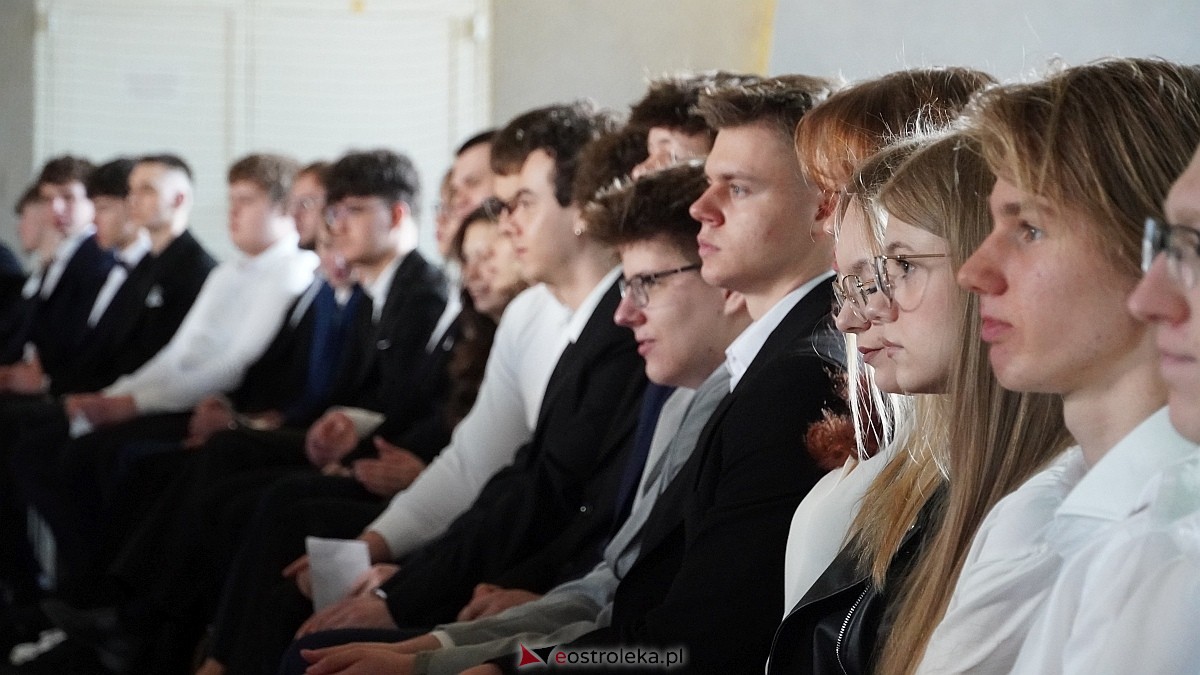 Rozdanie świadectw maturalnych w III LO im. Unii Europejskiej w Ostrołęce [24.04.2026] - zdjęcie #37 - eOstroleka.pl