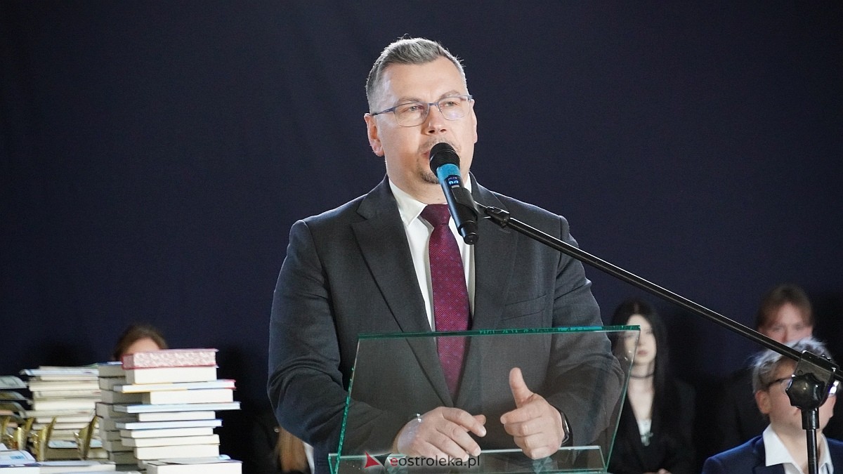 Rozdanie świadectw maturalnych w III LO im. Unii Europejskiej w Ostrołęce [24.04.2026] - zdjęcie #35 - eOstroleka.pl