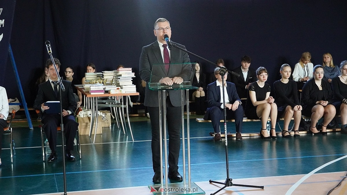 Rozdanie świadectw maturalnych w III LO im. Unii Europejskiej w Ostrołęce [24.04.2026] - zdjęcie #34 - eOstroleka.pl