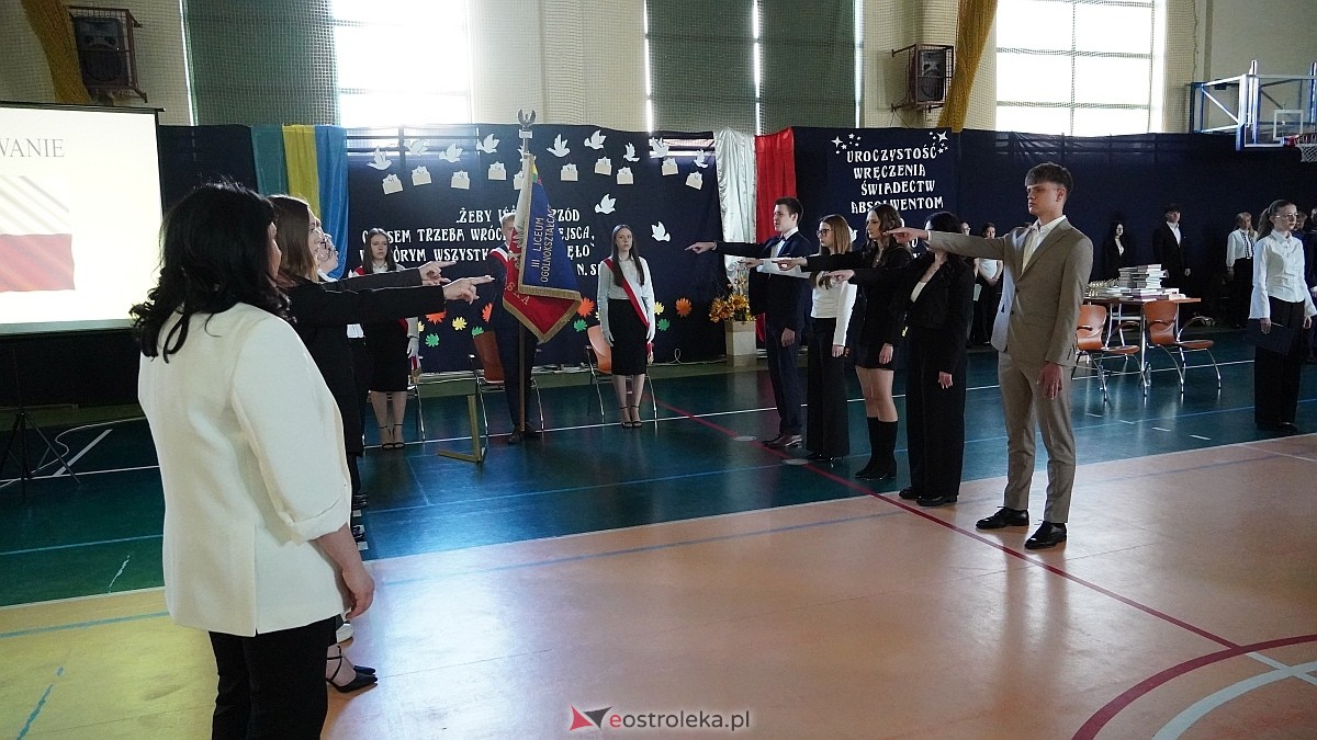 Rozdanie świadectw maturalnych w III LO im. Unii Europejskiej w Ostrołęce [24.04.2026] - zdjęcie #33 - eOstroleka.pl
