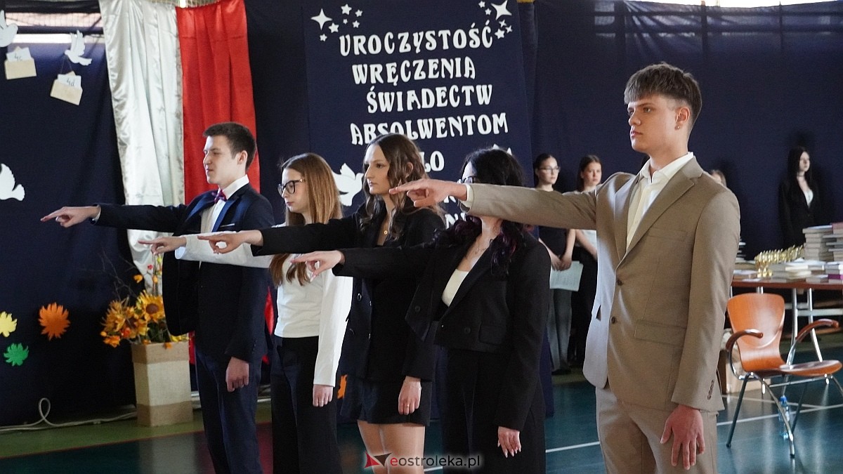 Rozdanie świadectw maturalnych w III LO im. Unii Europejskiej w Ostrołęce [24.04.2026] - zdjęcie #32 - eOstroleka.pl