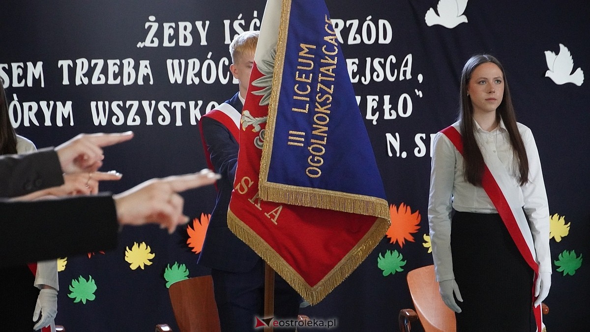 Rozdanie świadectw maturalnych w III LO im. Unii Europejskiej w Ostrołęce [24.04.2026] - zdjęcie #31 - eOstroleka.pl