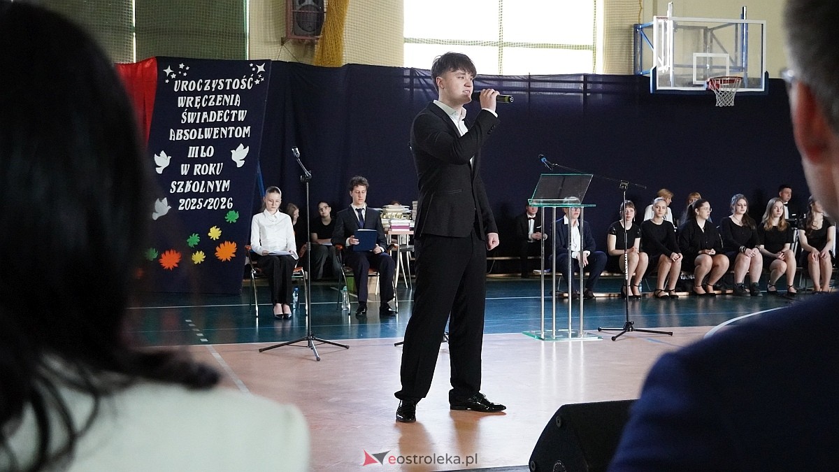 Rozdanie świadectw maturalnych w III LO im. Unii Europejskiej w Ostrołęce [24.04.2026] - zdjęcie #29 - eOstroleka.pl