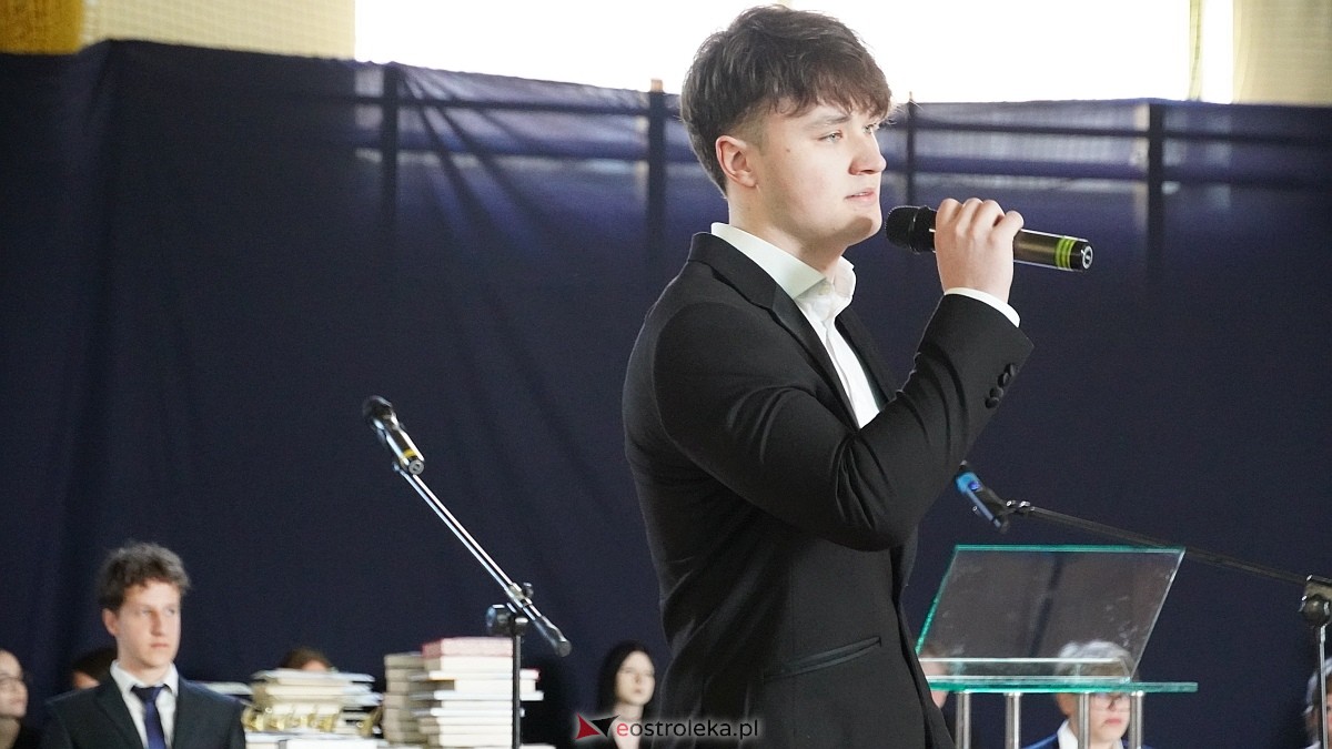 Rozdanie świadectw maturalnych w III LO im. Unii Europejskiej w Ostrołęce [24.04.2026] - zdjęcie #28 - eOstroleka.pl