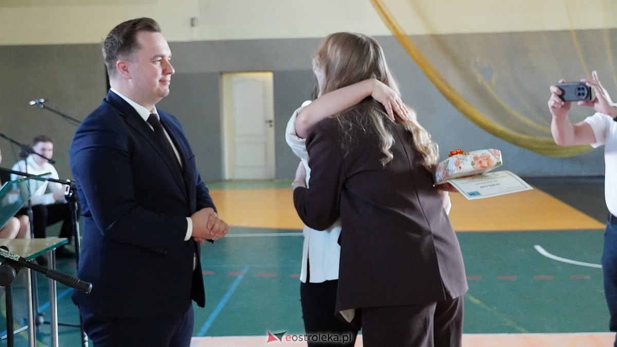 Rozdanie świadectw maturalnych w III LO im. Unii Europejskiej w Ostrołęce [24.04.2026] - zdjęcie #27 - eOstroleka.pl