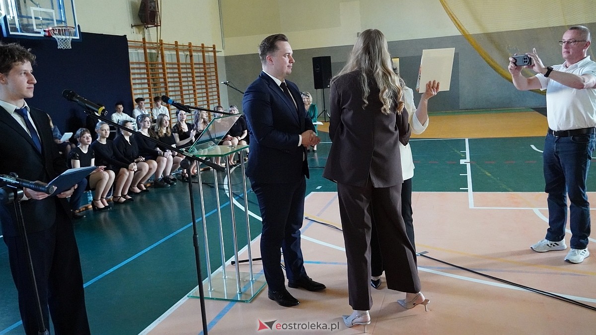Rozdanie świadectw maturalnych w III LO im. Unii Europejskiej w Ostrołęce [24.04.2026] - zdjęcie #26 - eOstroleka.pl