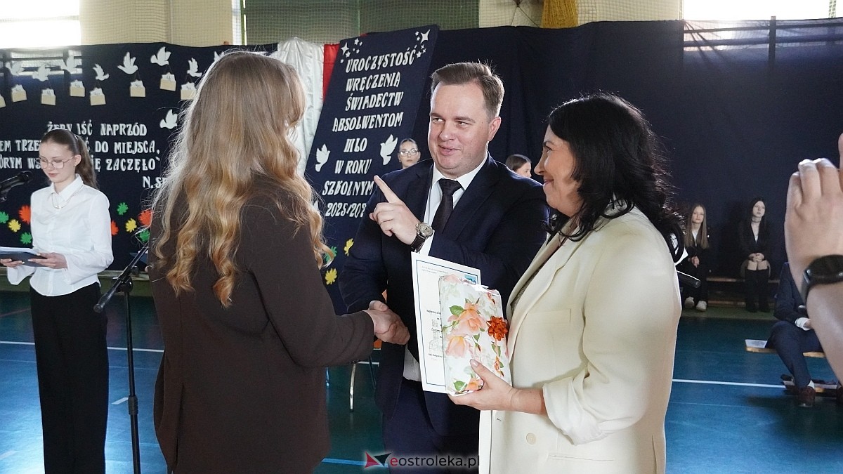 Rozdanie świadectw maturalnych w III LO im. Unii Europejskiej w Ostrołęce [24.04.2026] - zdjęcie #25 - eOstroleka.pl