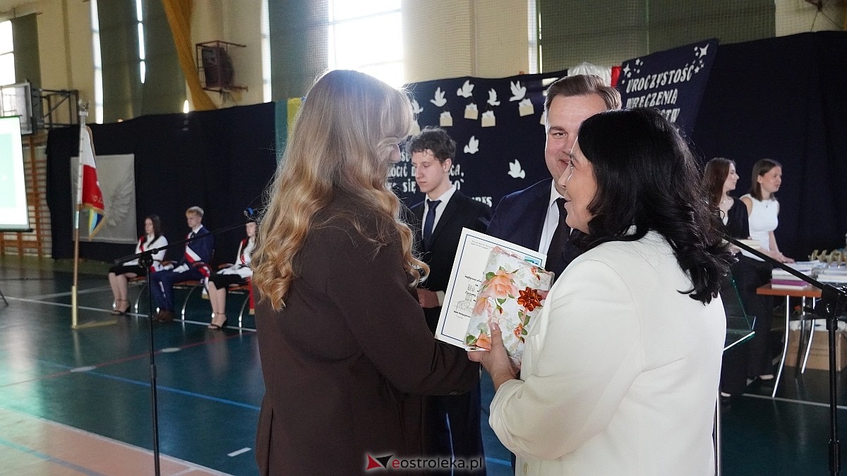 Rozdanie świadectw maturalnych w III LO im. Unii Europejskiej w Ostrołęce [24.04.2026] - zdjęcie #24 - eOstroleka.pl