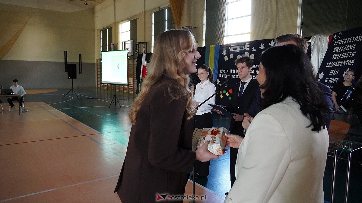 Rozdanie świadectw maturalnych w III LO im. Unii Europejskiej w Ostrołęce [24.04.2026] - zdjęcie #23 - eOstroleka.pl