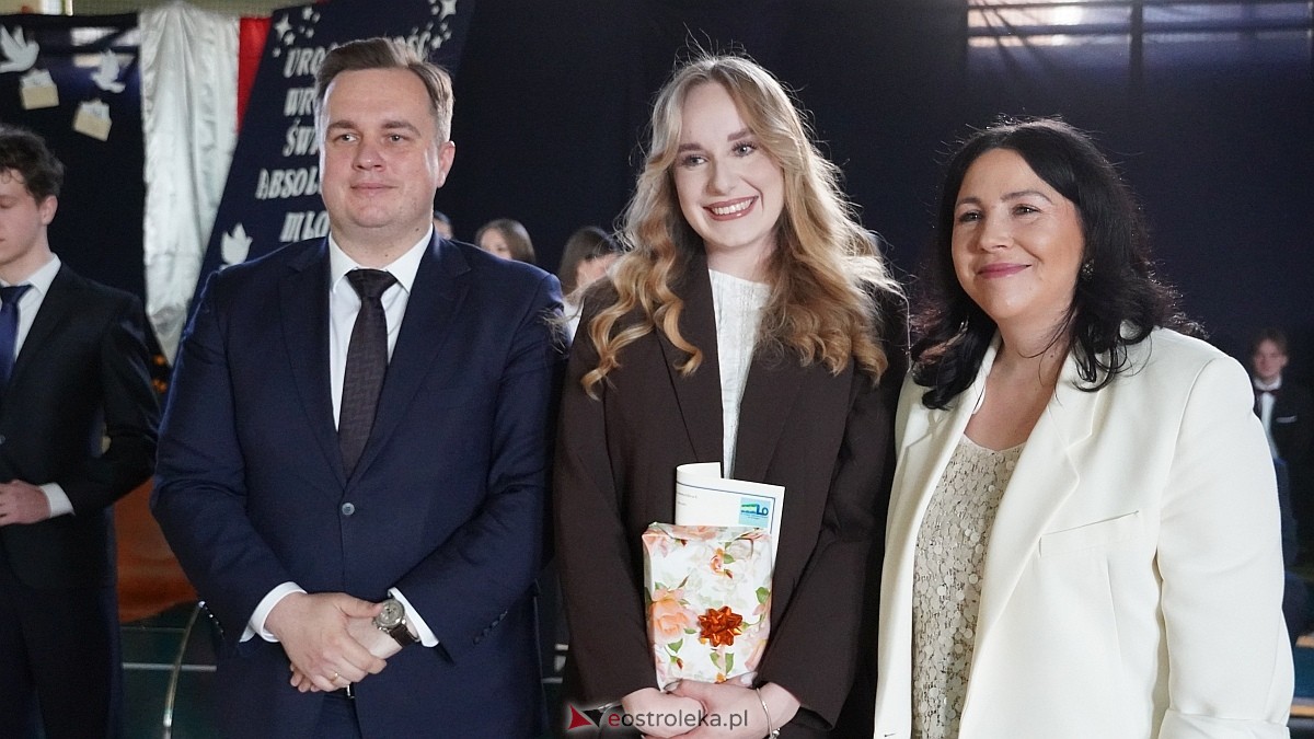 Rozdanie świadectw maturalnych w III LO im. Unii Europejskiej w Ostrołęce [24.04.2026] - zdjęcie #22 - eOstroleka.pl