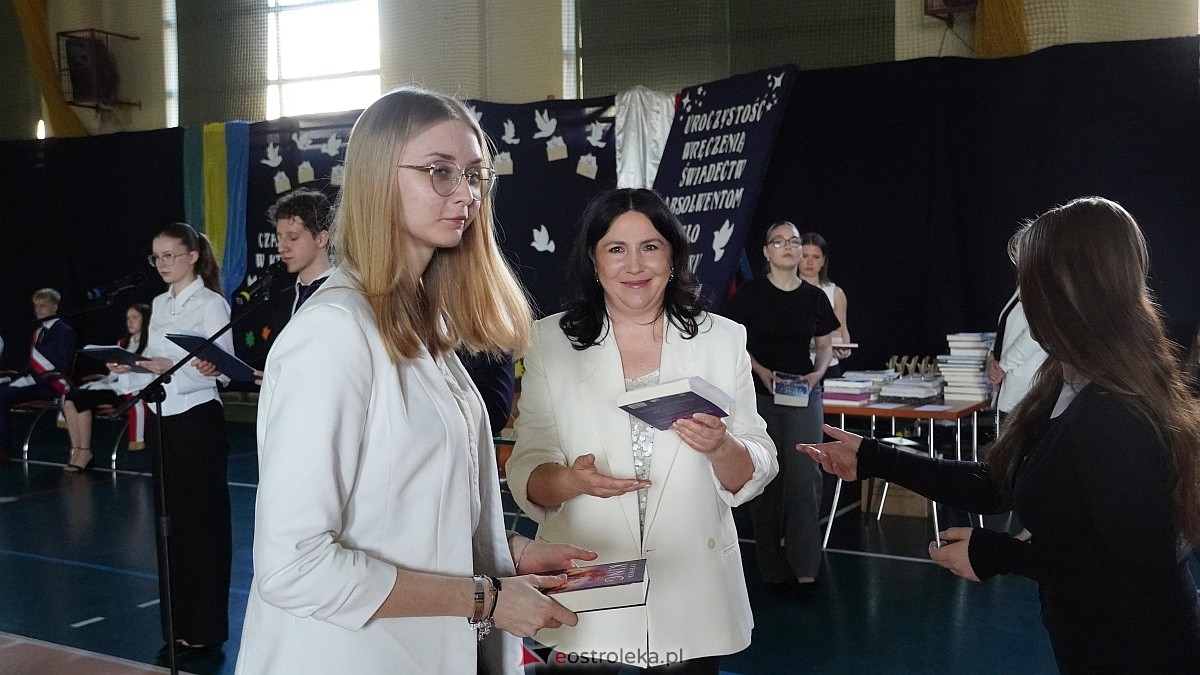 Rozdanie świadectw maturalnych w III LO im. Unii Europejskiej w Ostrołęce [24.04.2026] - zdjęcie #21 - eOstroleka.pl