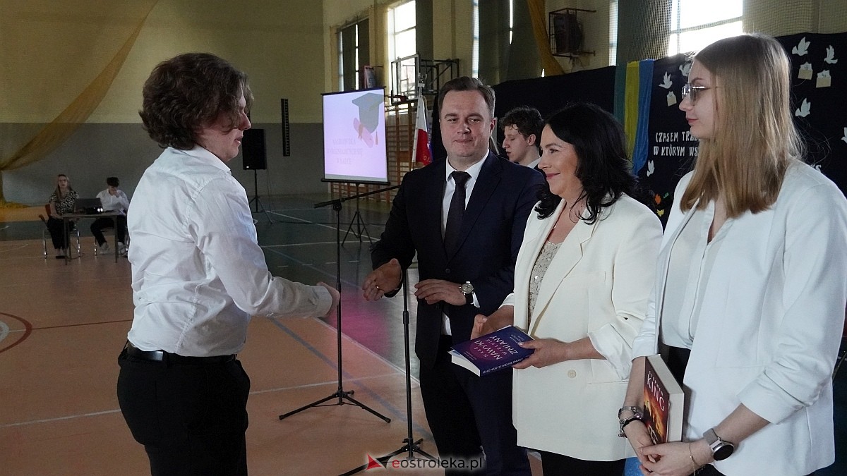 Rozdanie świadectw maturalnych w III LO im. Unii Europejskiej w Ostrołęce [24.04.2026] - zdjęcie #20 - eOstroleka.pl