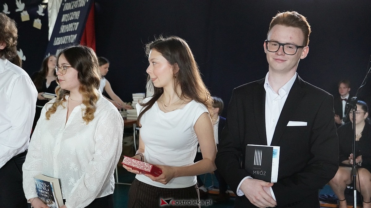 Rozdanie świadectw maturalnych w III LO im. Unii Europejskiej w Ostrołęce [24.04.2026] - zdjęcie #18 - eOstroleka.pl