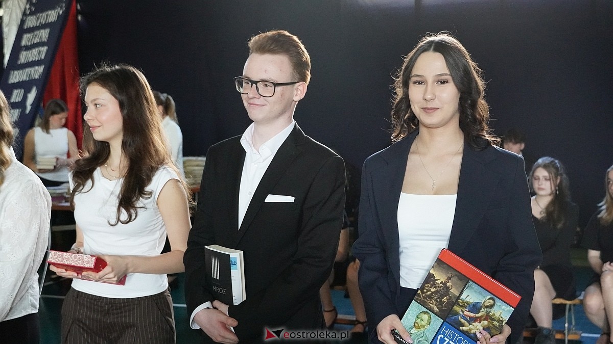 Rozdanie świadectw maturalnych w III LO im. Unii Europejskiej w Ostrołęce [24.04.2026] - zdjęcie #13 - eOstroleka.pl