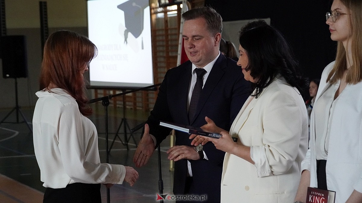 Rozdanie świadectw maturalnych w III LO im. Unii Europejskiej w Ostrołęce [24.04.2026] - zdjęcie #12 - eOstroleka.pl
