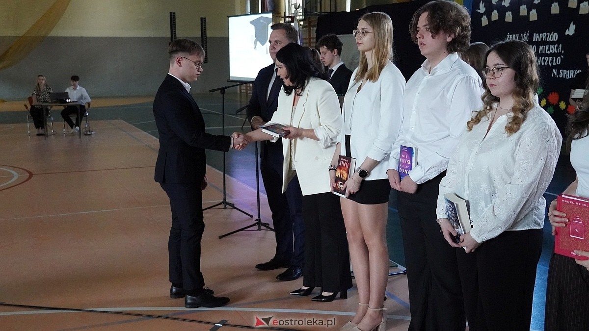 Rozdanie świadectw maturalnych w III LO im. Unii Europejskiej w Ostrołęce [24.04.2026] - zdjęcie #10 - eOstroleka.pl