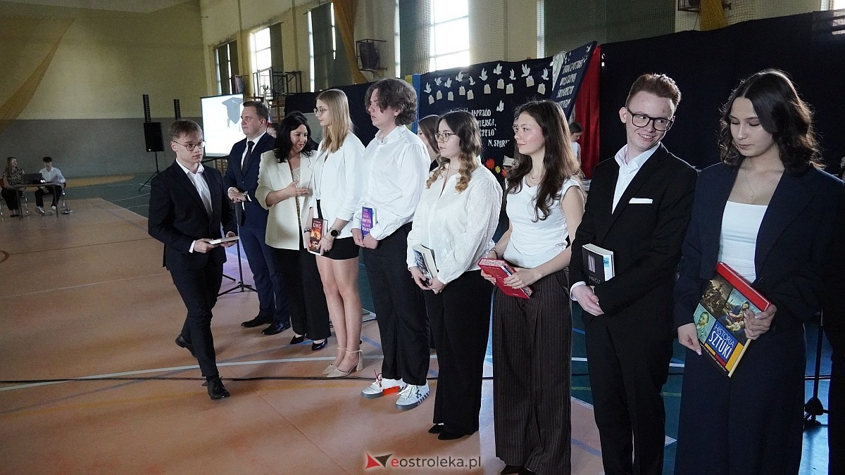 Rozdanie świadectw maturalnych w III LO im. Unii Europejskiej w Ostrołęce [24.04.2026] - zdjęcie #9 - eOstroleka.pl