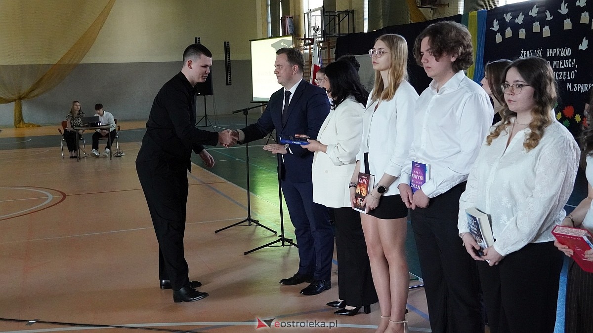 Rozdanie świadectw maturalnych w III LO im. Unii Europejskiej w Ostrołęce [24.04.2026] - zdjęcie #8 - eOstroleka.pl