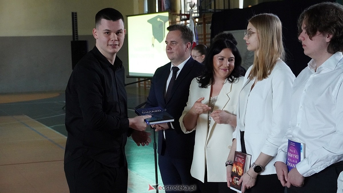 Rozdanie świadectw maturalnych w III LO im. Unii Europejskiej w Ostrołęce [24.04.2026] - zdjęcie #7 - eOstroleka.pl