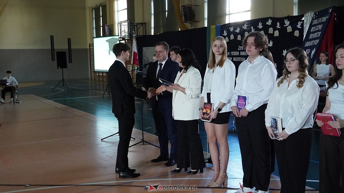 Rozdanie świadectw maturalnych w III LO im. Unii Europejskiej w Ostrołęce [24.04.2026] - zdjęcie #6 - eOstroleka.pl