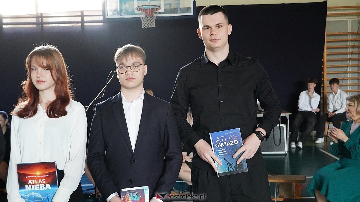 Rozdanie świadectw maturalnych w III LO im. Unii Europejskiej w Ostrołęce [24.04.2026] - zdjęcie #5 - eOstroleka.pl