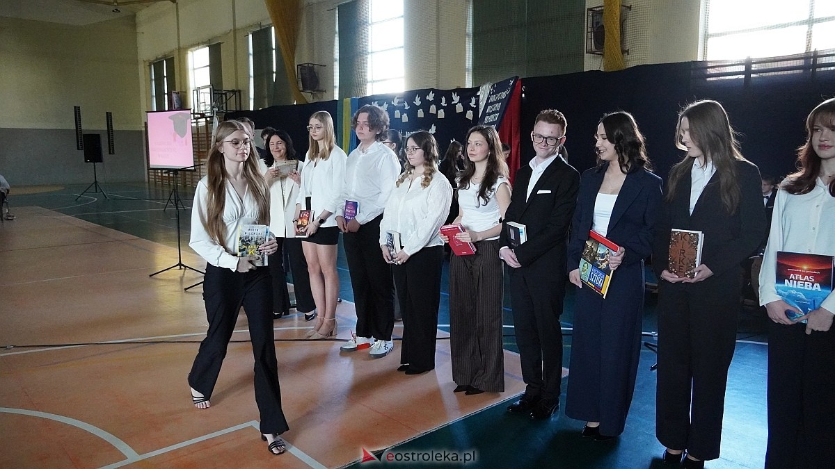 Rozdanie świadectw maturalnych w III LO im. Unii Europejskiej w Ostrołęce [24.04.2026] - zdjęcie #3 - eOstroleka.pl