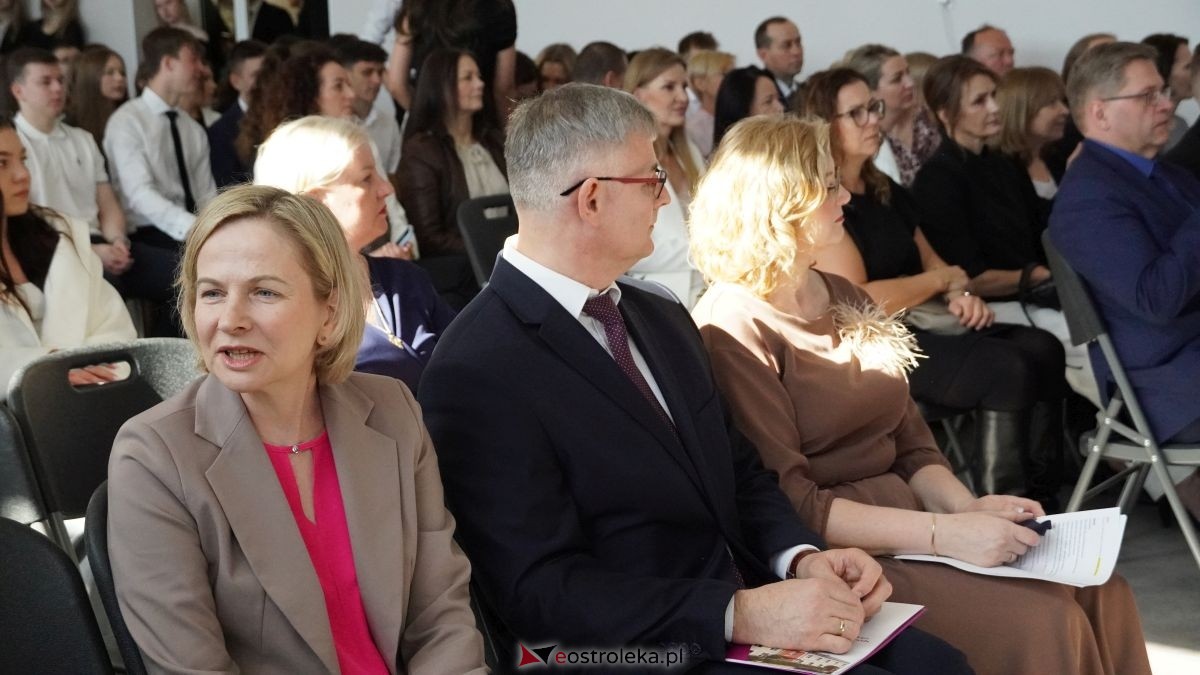 II LO im. Cypriana Kamila Norwida pożegnało absolwentów [24.04.2026] - zdjęcie #53 - eOstroleka.pl