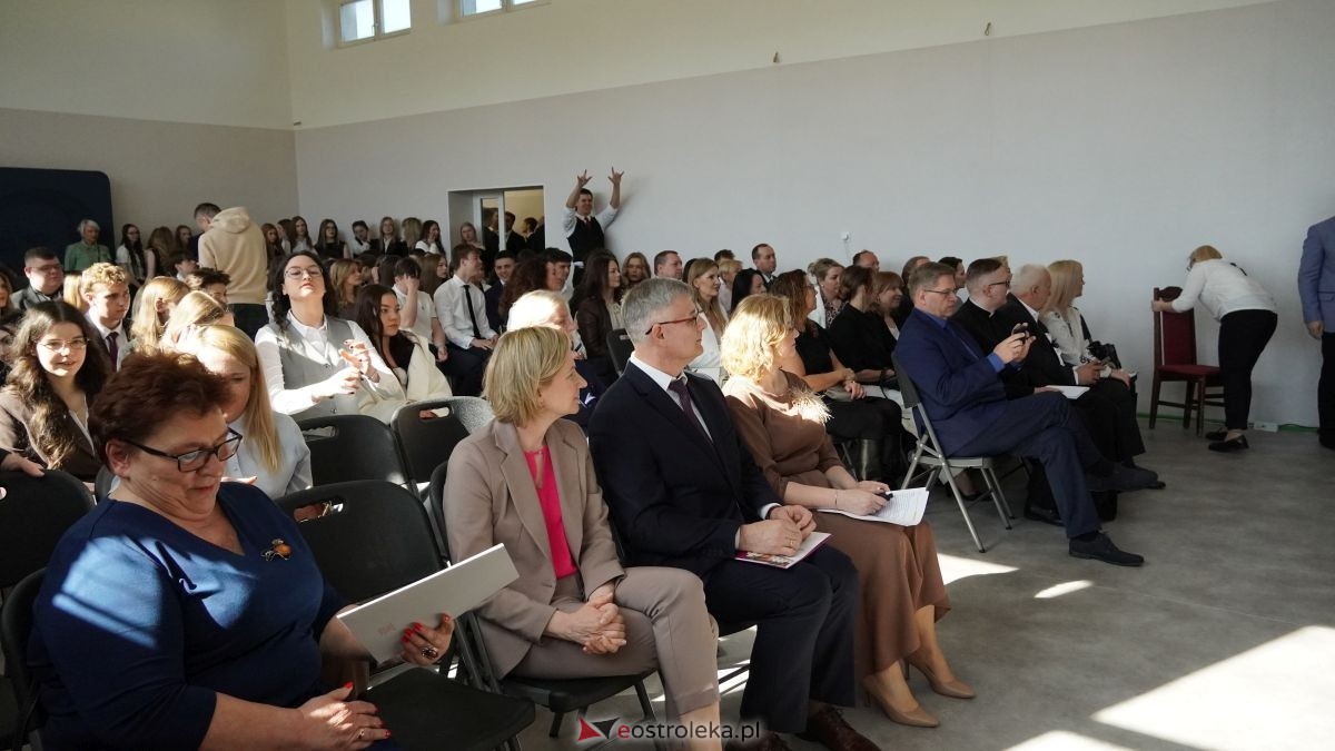 II LO im. Cypriana Kamila Norwida pożegnało absolwentów [24.04.2026] - zdjęcie #52 - eOstroleka.pl