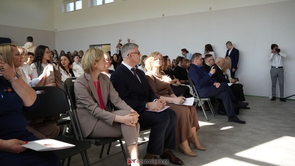 II LO im. Cypriana Kamila Norwida pożegnało absolwentów [24.04.2026] - zdjęcie #51 - eOstroleka.pl