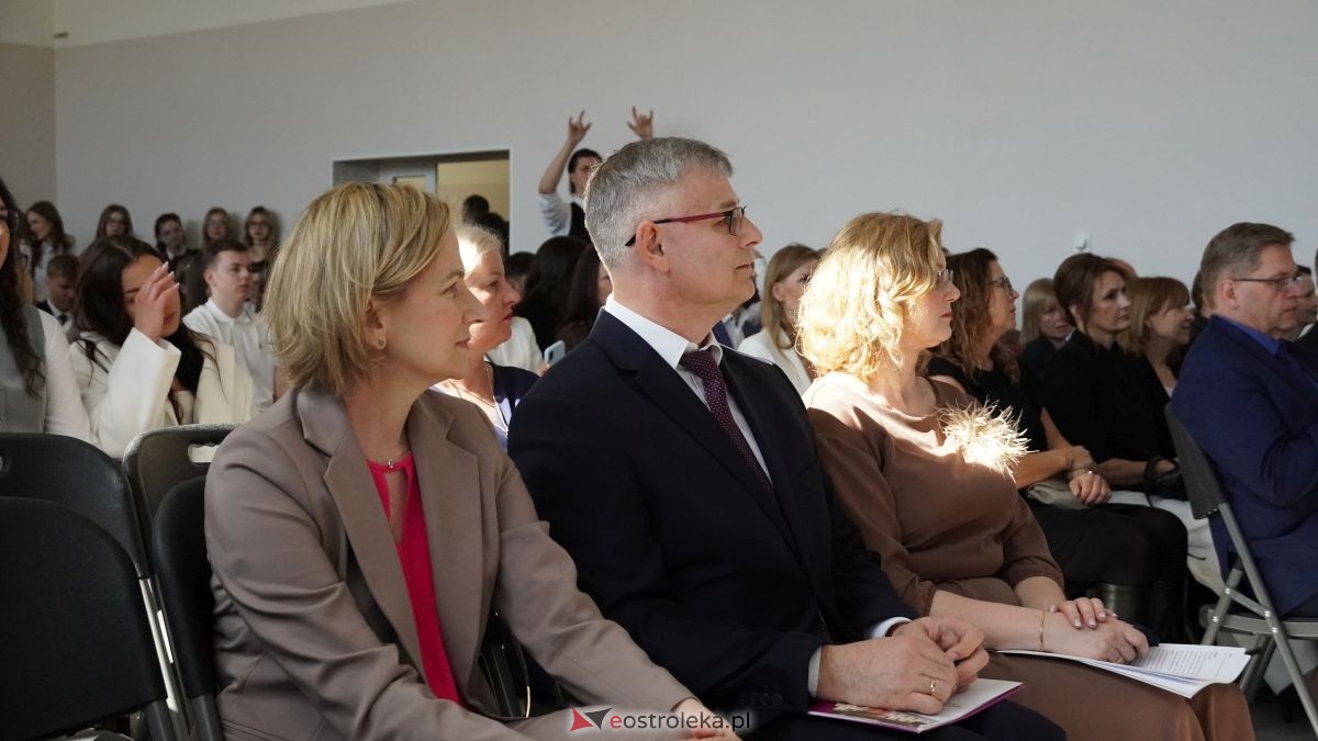 II LO im. Cypriana Kamila Norwida pożegnało absolwentów [24.04.2026] - zdjęcie #50 - eOstroleka.pl