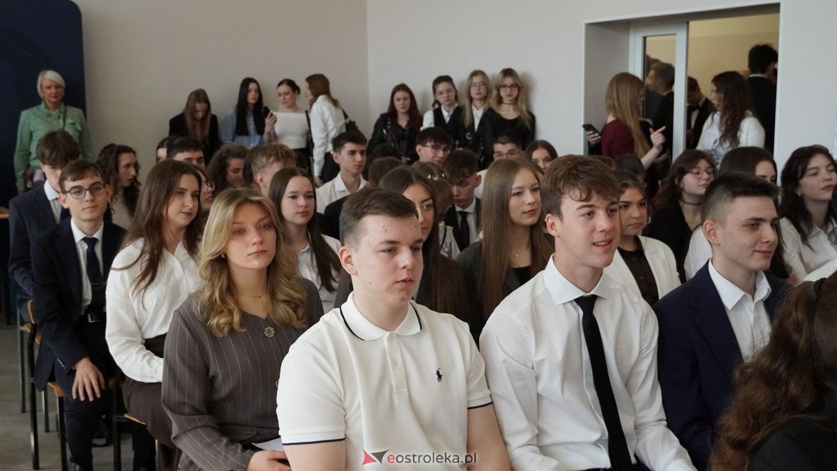 II LO im. Cypriana Kamila Norwida pożegnało absolwentów [24.04.2026] - zdjęcie #40 - eOstroleka.pl