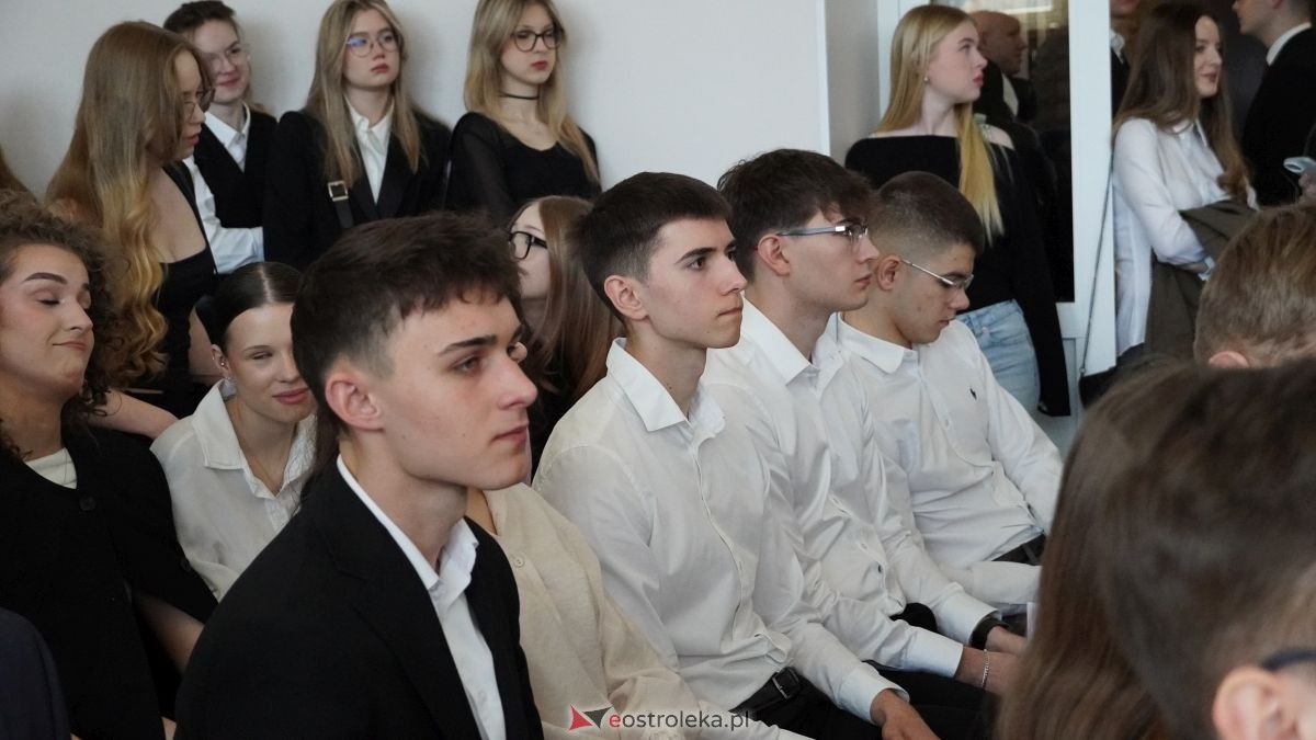 II LO im. Cypriana Kamila Norwida pożegnało absolwentów [24.04.2026] - zdjęcie #27 - eOstroleka.pl