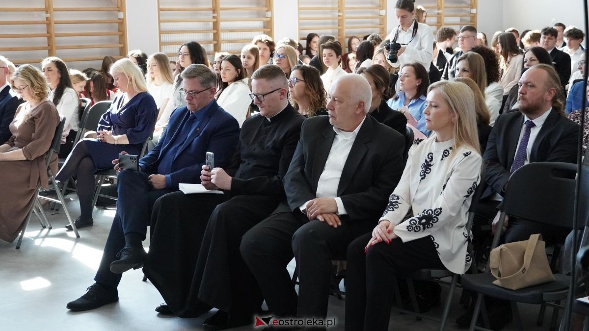 II LO im. Cypriana Kamila Norwida pożegnało absolwentów [24.04.2026] - zdjęcie #22 - eOstroleka.pl
