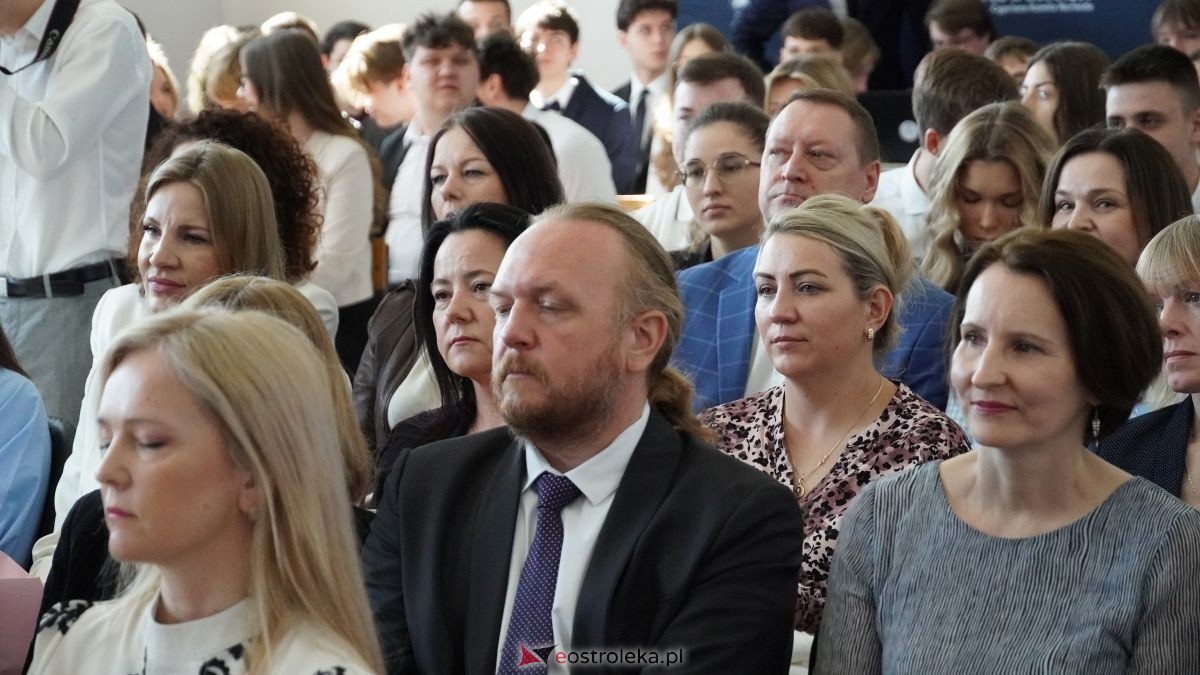 II LO im. Cypriana Kamila Norwida pożegnało absolwentów [24.04.2026] - zdjęcie #21 - eOstroleka.pl