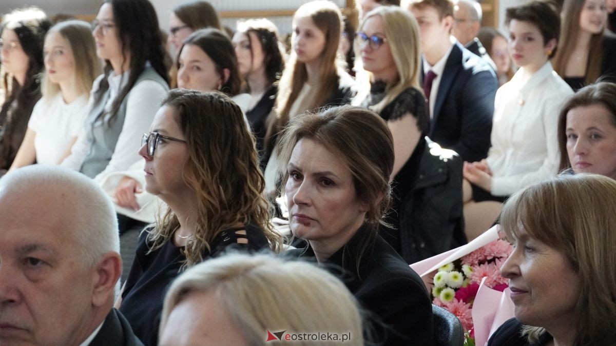 II LO im. Cypriana Kamila Norwida pożegnało absolwentów [24.04.2026] - zdjęcie #16 - eOstroleka.pl