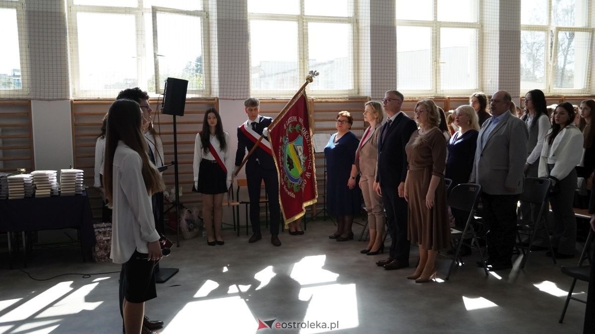 II LO im. Cypriana Kamila Norwida pożegnało absolwentów [24.04.2026] - zdjęcie #8 - eOstroleka.pl