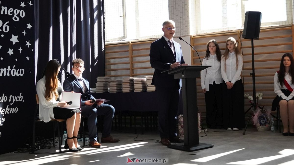 II LO im. Cypriana Kamila Norwida pożegnało absolwentów [24.04.2026] - zdjęcie #3 - eOstroleka.pl