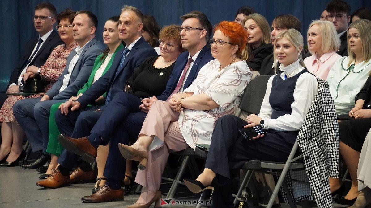 Maturzyści I LO im. Gen. Józefa Bema odebrali świadectwa dojrzałości [24.04.2026] - zdjęcie #86 - eOstroleka.pl