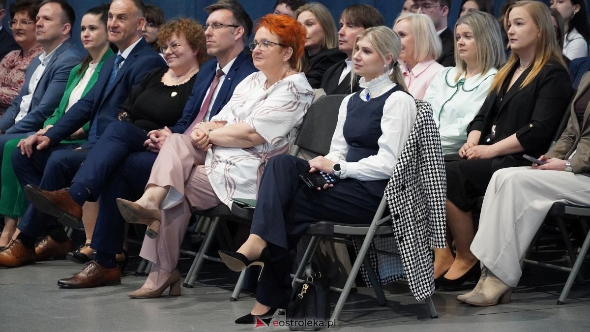 Maturzyści I LO im. Gen. Józefa Bema odebrali świadectwa dojrzałości [24.04.2026] - zdjęcie #83 - eOstroleka.pl