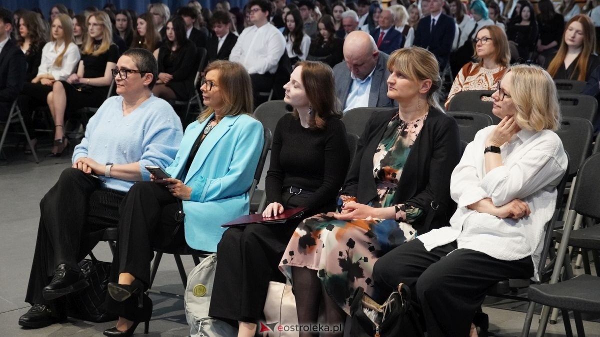 Maturzyści I LO im. Gen. Józefa Bema odebrali świadectwa dojrzałości [24.04.2026] - zdjęcie #82 - eOstroleka.pl