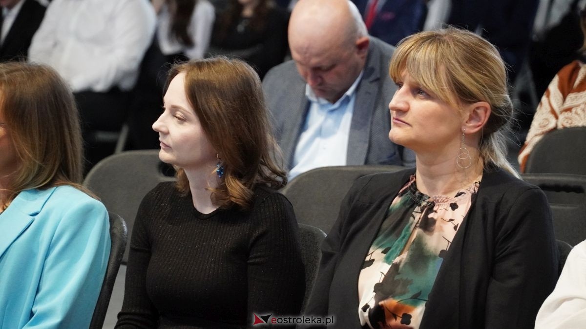 Maturzyści I LO im. Gen. Józefa Bema odebrali świadectwa dojrzałości [24.04.2026] - zdjęcie #80 - eOstroleka.pl