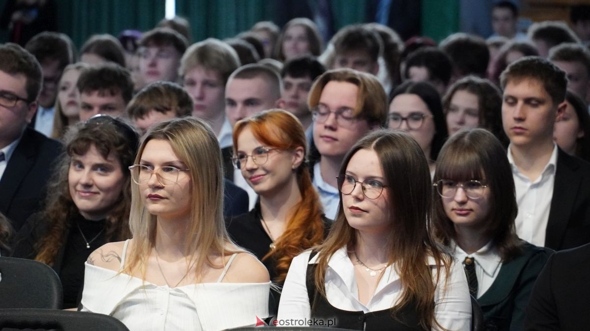 Maturzyści I LO im. Gen. Józefa Bema odebrali świadectwa dojrzałości [24.04.2026] - zdjęcie #79 - eOstroleka.pl