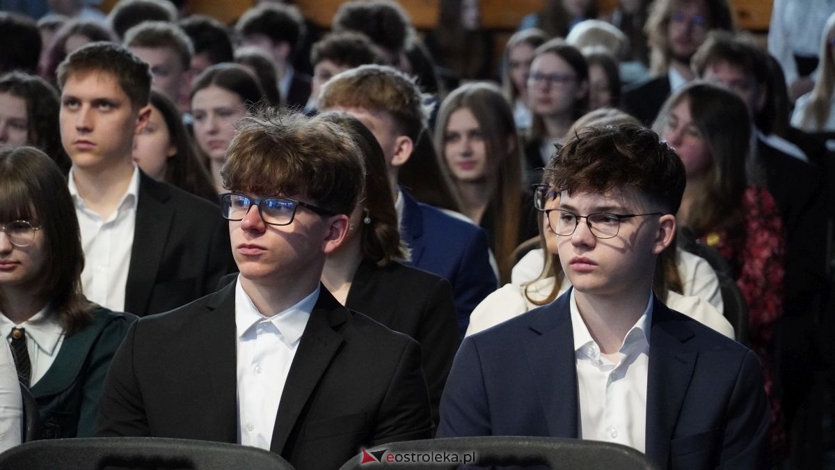 Maturzyści I LO im. Gen. Józefa Bema odebrali świadectwa dojrzałości [24.04.2026] - zdjęcie #78 - eOstroleka.pl