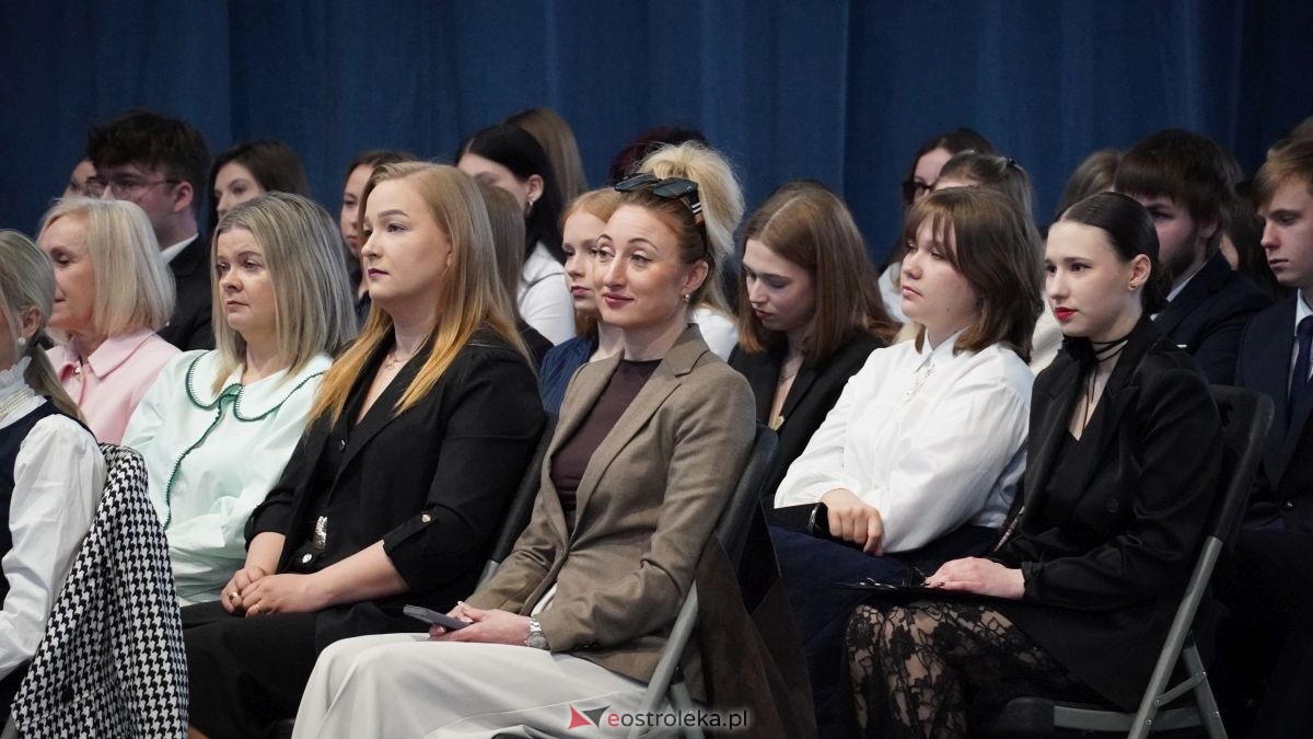 Maturzyści I LO im. Gen. Józefa Bema odebrali świadectwa dojrzałości [24.04.2026] - zdjęcie #77 - eOstroleka.pl