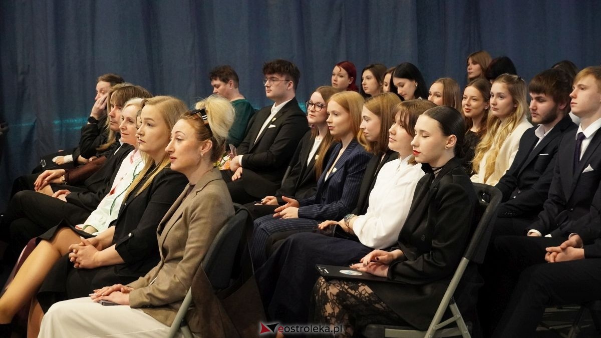 Maturzyści I LO im. Gen. Józefa Bema odebrali świadectwa dojrzałości [24.04.2026] - zdjęcie #74 - eOstroleka.pl