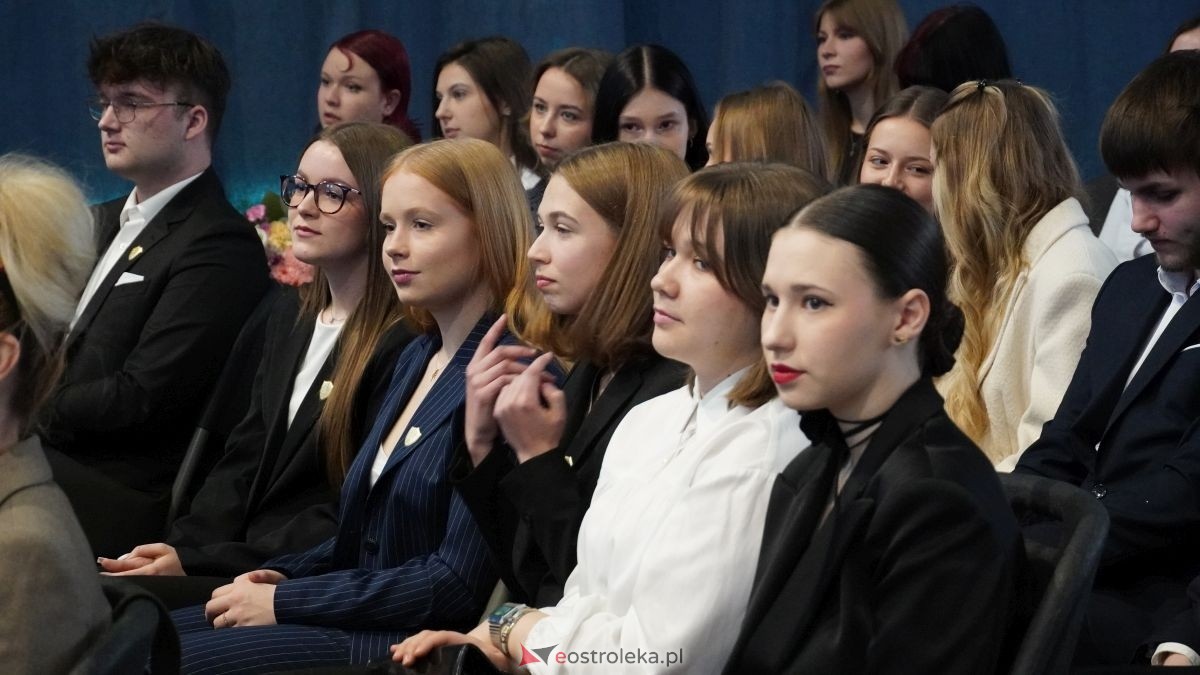 Maturzyści I LO im. Gen. Józefa Bema odebrali świadectwa dojrzałości [24.04.2026] - zdjęcie #73 - eOstroleka.pl