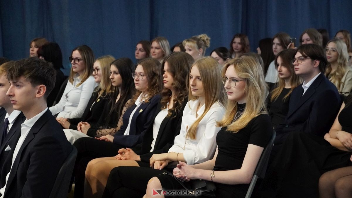 Maturzyści I LO im. Gen. Józefa Bema odebrali świadectwa dojrzałości [24.04.2026] - zdjęcie #71 - eOstroleka.pl
