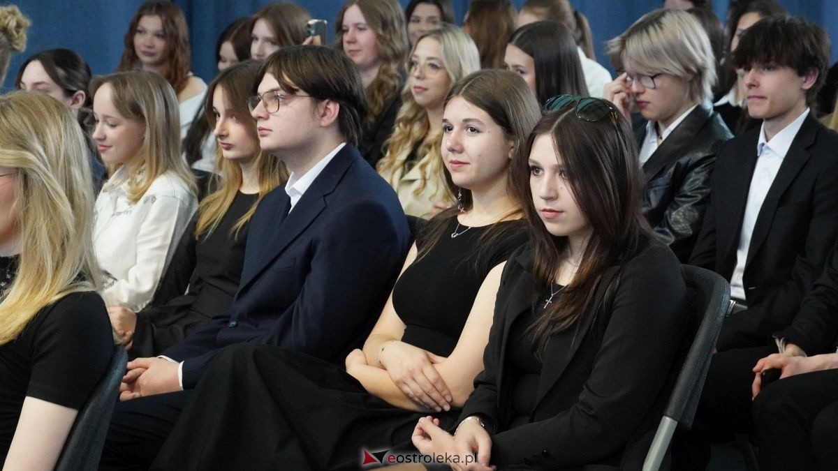 Maturzyści I LO im. Gen. Józefa Bema odebrali świadectwa dojrzałości [24.04.2026] - zdjęcie #70 - eOstroleka.pl
