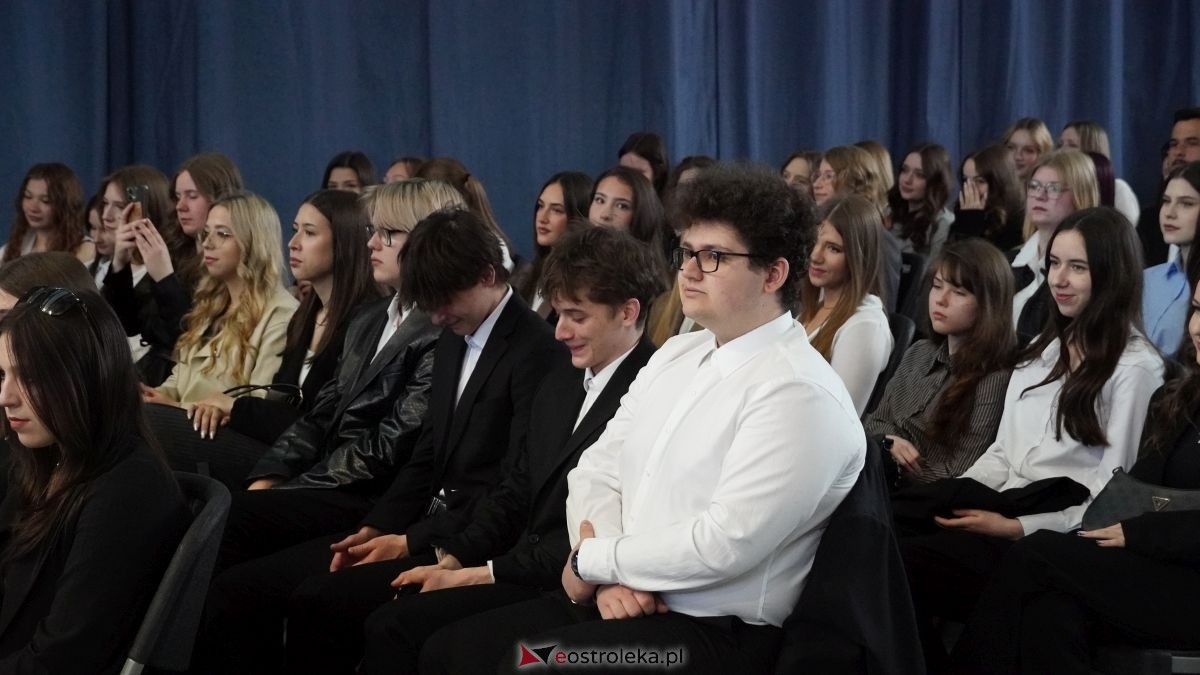 Maturzyści I LO im. Gen. Józefa Bema odebrali świadectwa dojrzałości [24.04.2026] - zdjęcie #69 - eOstroleka.pl